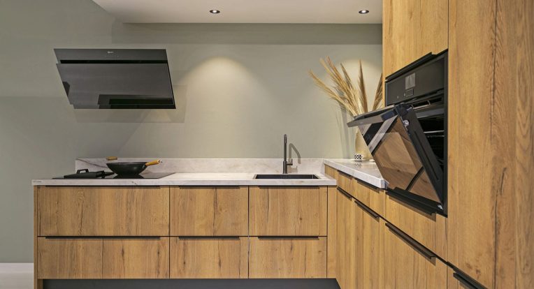 Keuken Hout Met Design Afzuigkap En Zachtgroene Muur