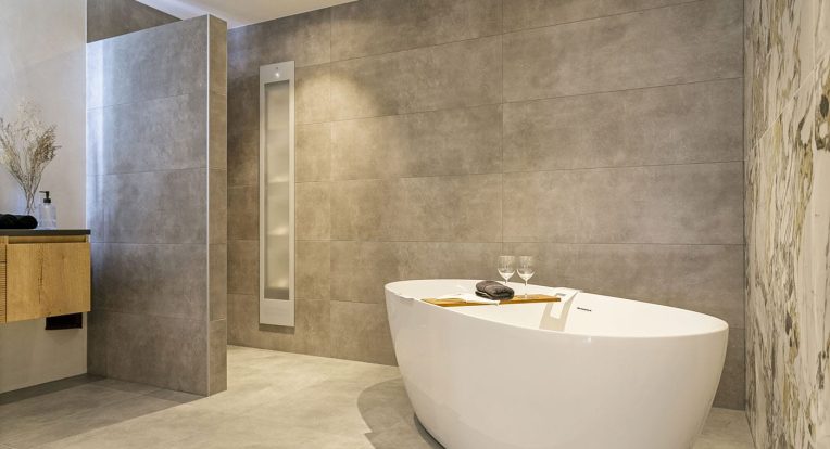 Badkamer In Natuurtinten Beige Met Vrijstaand Bad