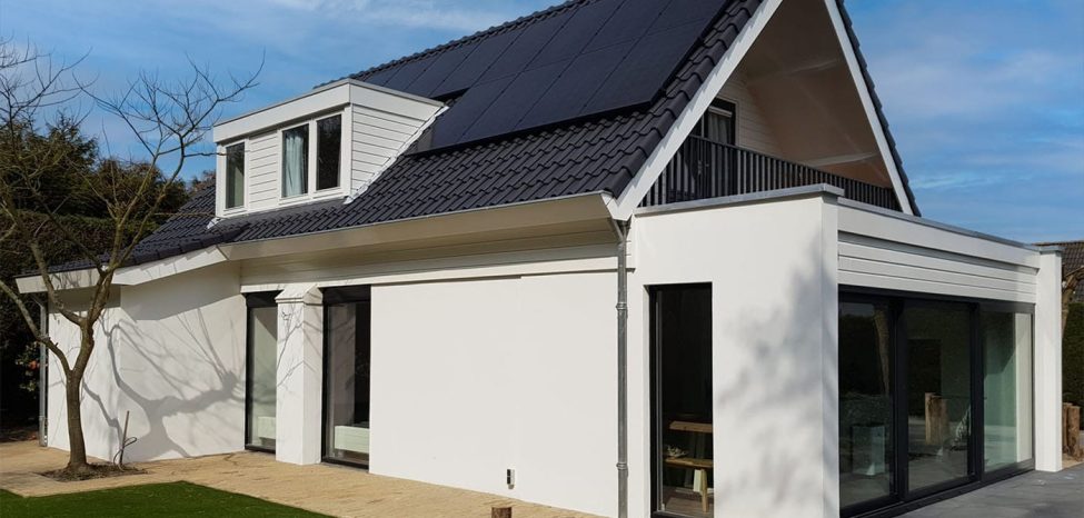 Nieuwbouw Woning Wit In Moderne Stijl Met Zwarte Dakpannen En Zonnepanelen