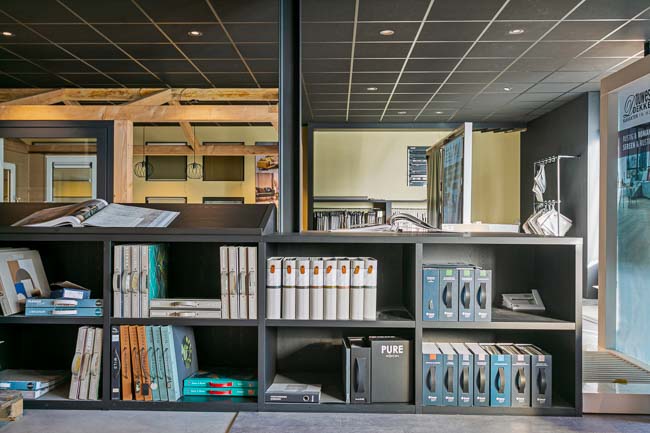 d' Achteromme Nieuwerkerk behangboeken in de showroom