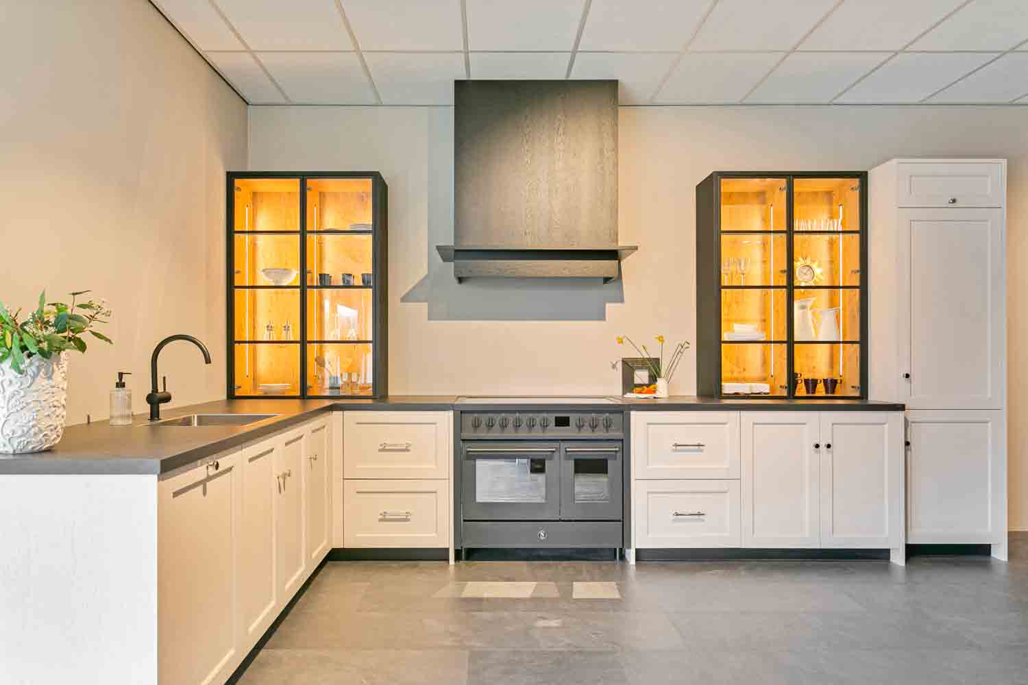 d' Achteromme Nieuwerkerk landelijke keuken wit met vitrinekasten