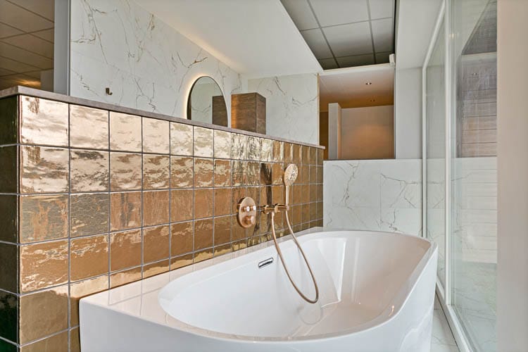 achteromme-nieuwerkerk-sanitair-badkamer-gouden-tegels d' Achteromme Nieuwerkerk badkamer met gouden tegels en koperen douchekop