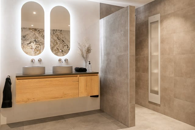 achteromme-nieuwerkerk-sanitair-badkamer-houten-meubel d' Achteromme Nieuwerkerk badkamer dubbele natuurstenen wasbak